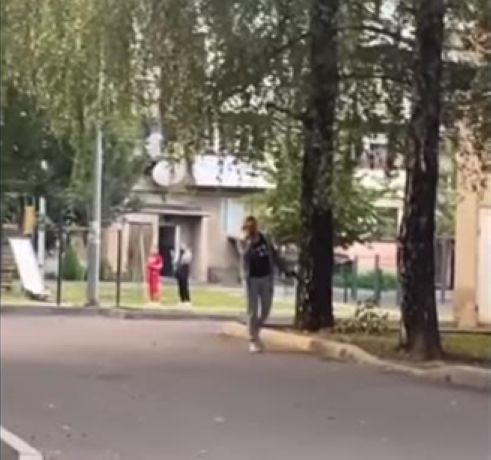 В Мукачево по улице разгуливала женщина с оружием