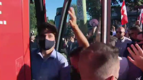 Премьер-министра Канады избиратели проводили камнями