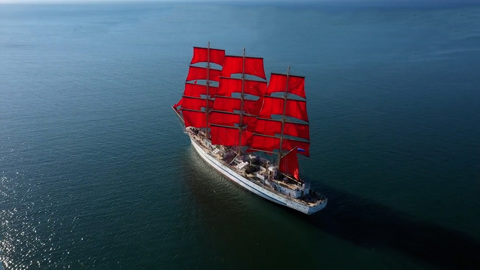 Корабль "Херсонес" вышел под алыми парусами из Севастопольской бухты