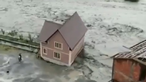 Дожди, потопы, снесённые дома и даже смерч: непогода творит разрушения в Сочи и Дагестане