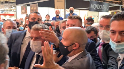 Студента, бросившего яйцо в Макрона, отправили в психбольницу