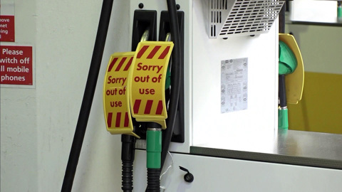 В Великобритании закрылись 2/3 заправок. Остальные на подходе. Водителей вызывают с пенсии