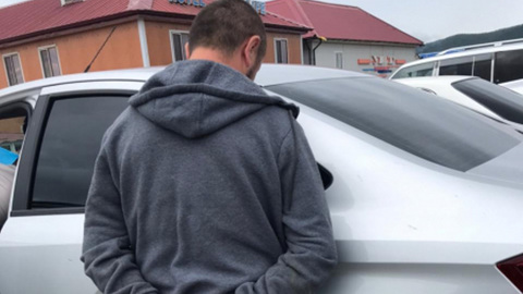 Полицейский снял на видео рыдающего после задержания мигранта