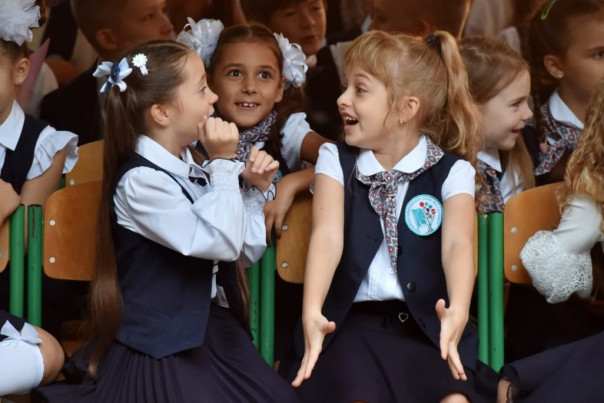 Новый учебный год в Донбассе начался с исполнения гимна Российской Федерации