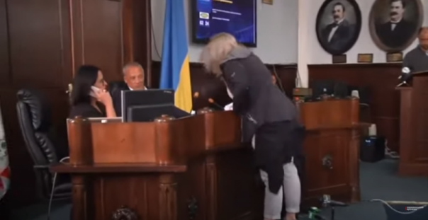 Разъярённая гражданка напала на мэра Черновцов прямо в здании горсовета