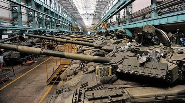 В Харькове блогеры проникли на завод и станцевали на военной технике