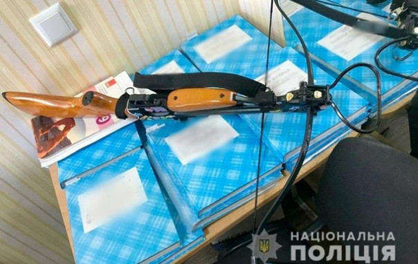 В Полтаве девушка из арбалета ранила у школы двух учителей
