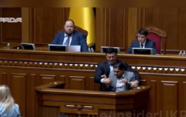 Нардепы устроили стычку в Раде: Тищенко пытался вытолкать Лероса с трибуны