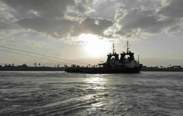 Судоходство по Суэцкому каналу приостановили из-за севшего на мель танкера