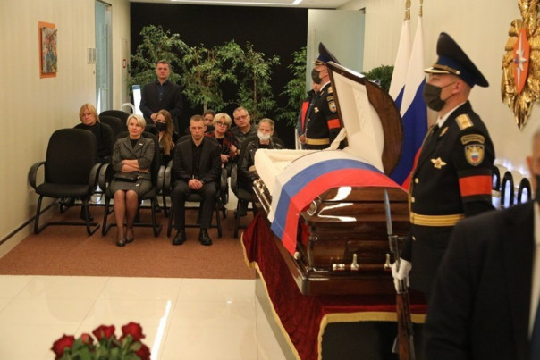 В Москве простились с Евгением Зиничевым, геройски погибшим, спасая человека | Россия загудела. Спасатели проводили главу МЧС пожарными сиренами