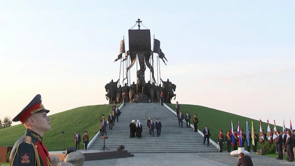 Путин открыл памятник Невскому: князь с дружиной снова стоит на защите рубежей