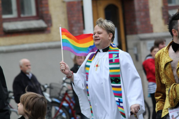 Дискриминация гетеросексуалов: лютеранский пастор-содомит отказался венчать мужчин с женщинами