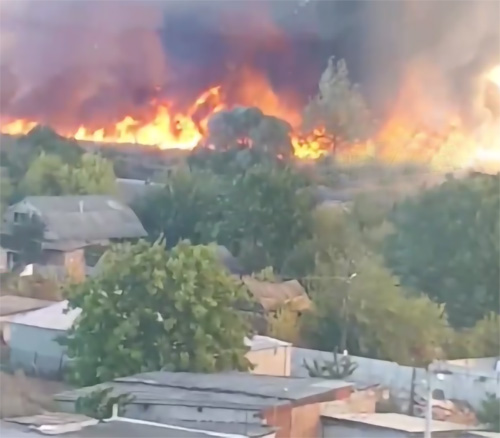 В Балаклее опять тушат масштабный пожар: огонь подбирается к домам