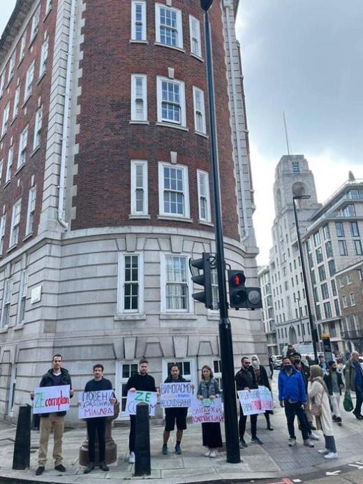 «Продай квартиру — верни деньги»: в Лондоне украинская община пикетировала квартиру Зеленского