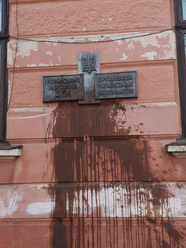 В Черновцах облили нечистотами дом, где располагался офис «Организации украинских националистов»