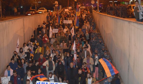 В столице Армении митингующие исполнили укропскую кричалку про Путина