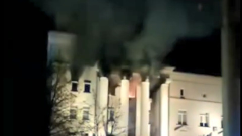 В центре Красноярска загорелось здание краевой администрации