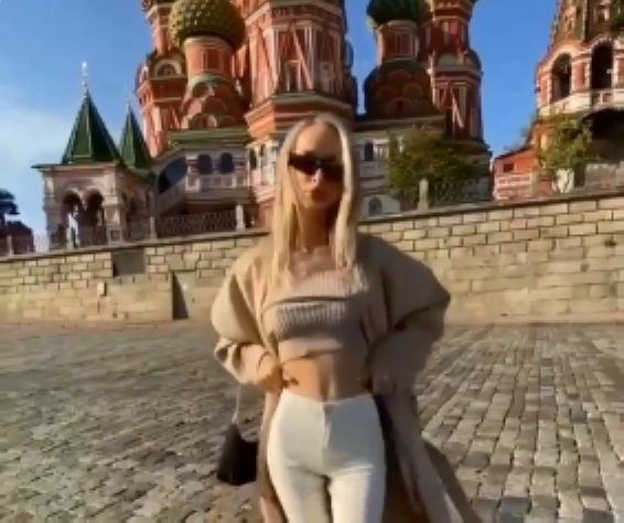 Решила показать грудь всем и сразу... на фоне православного храма Василия Блаженного