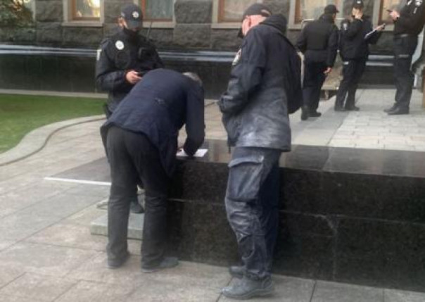 В Офисе президента мужчина хотел совершить акт самосожжения