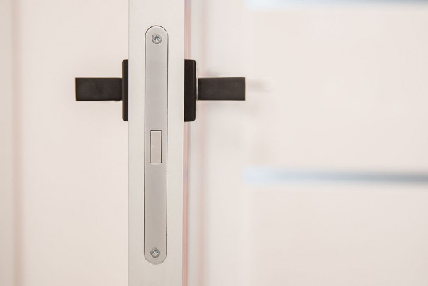 Как выбрать модель электромагнитного замка на входную дверь