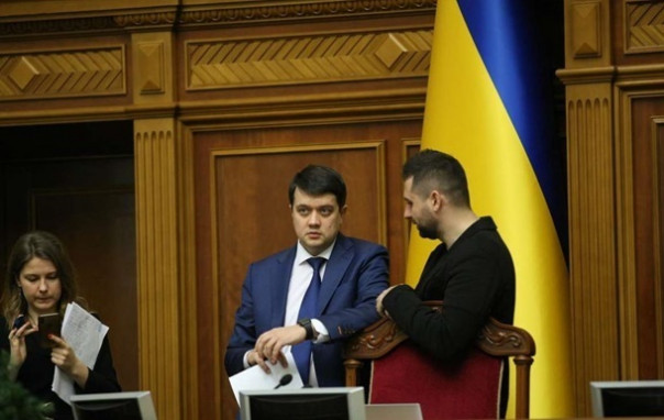 «Слуги» собрали необходимые подписи за отзыв спикера Рады Разумкова