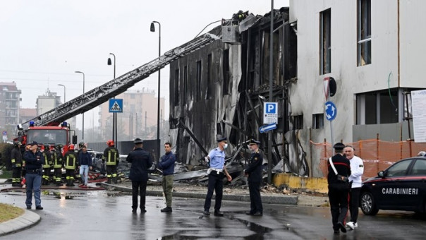 Самолет врезался в здание на юго-востоке Милана | Пассажирский самолет застрял под мостом в Индии
