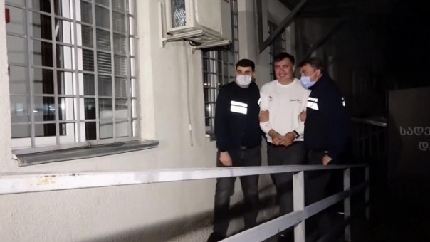 Появились кадры задержания Саакашвили в квартире, на него надели наручники прямо во время застолья