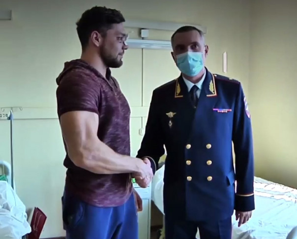 Герои всегда скромные. Романа Ковалева навестил начальник УВД на метрополитене.