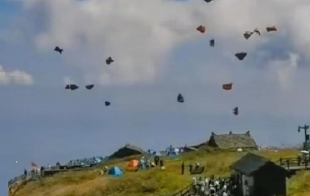 В Китае ветер унес десятки торговых палаток