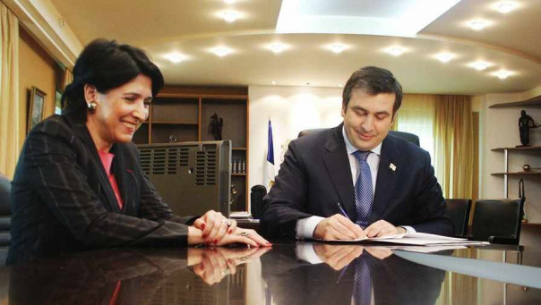 «Нет и никогда»: президент Грузии не имеет намерений помиловать Саакашвили | Акция у тюрьмы с Саакашвили переросла в потасовки