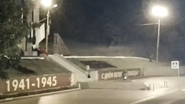 Полиция задержала хулигана, забросавшего землей Вечный огонь | В Астрахани третий раз за год повредили памятник интернационалистам