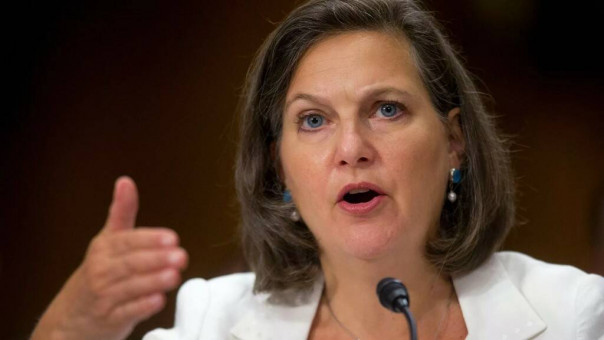 Нуланд показала палец российским журналистам - фото