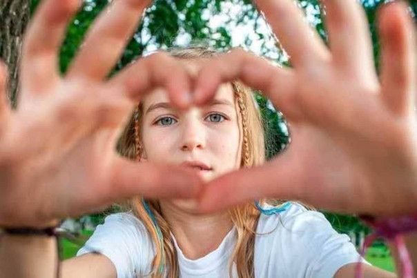 Страна моральных уродов: Украина внесла на «Миротворец» еще одного «врага» - 12-ти летнюю писательницу и драматурга Фаину Савенкову из ЛНР.