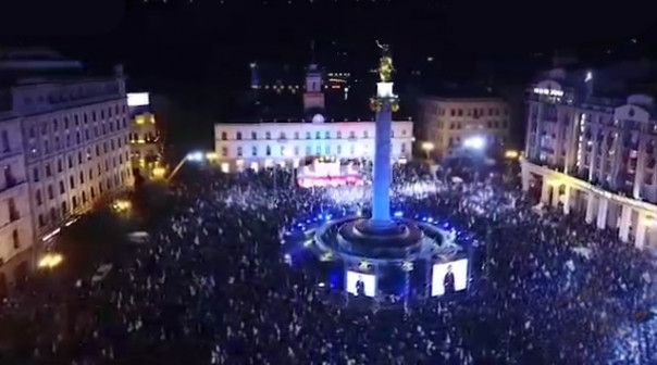 В Тбилиси более 15 тысяч человек требуют освобождения Саакашвили.