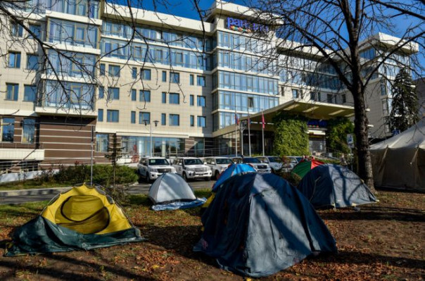 Дончане объявили бессрочной акцию протеста у здания штаб-квартиры ОБСЕ в Донецке