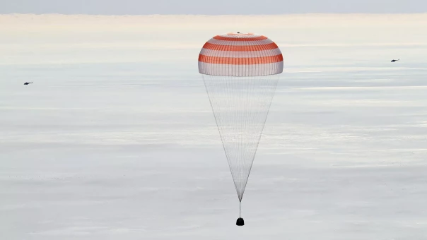 Корабль с первым в мире киноэкипажем вернулся на Землю