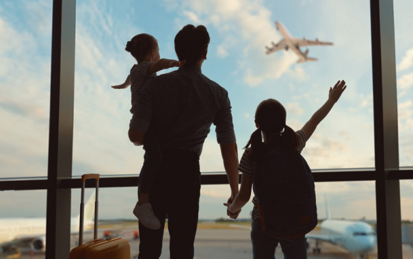 Новые правила вывоза детей за границу в России наступили в воскресенье, 17 октября