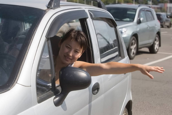 Эксперт назвал тайные знаки автомобилистов, которым не учат в автошколах