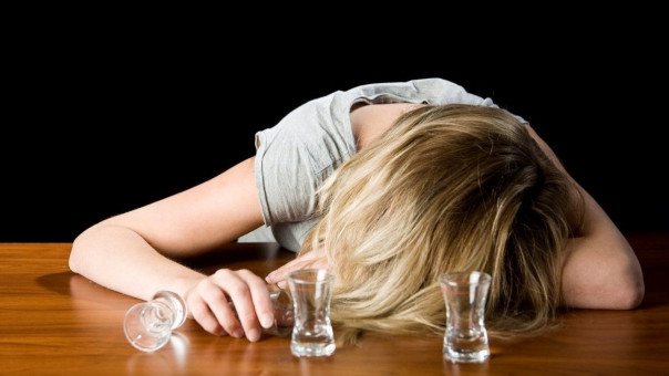 На Украине учительница начальных классов пила водку прямо на уроках