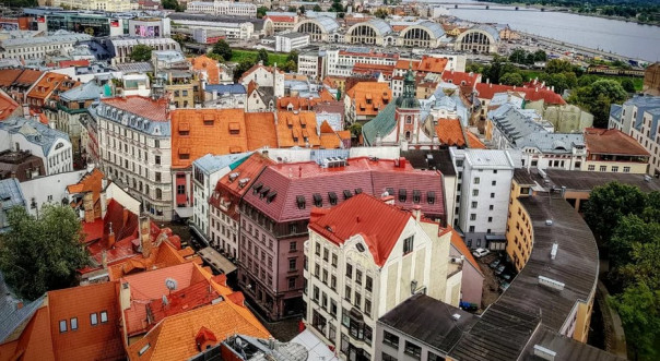 Хотят зацепиться за самолет – Захарова проехалась по прибалтам