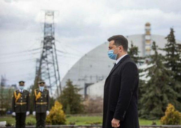 Вражда с Минском уперлась в карман Зеленского: президент запросил электричество с БелАЭС и битум для «дорожного распила»