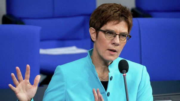 "Сумасшедшая": немцы возмутились угрозами главы Минобороны в адрес России