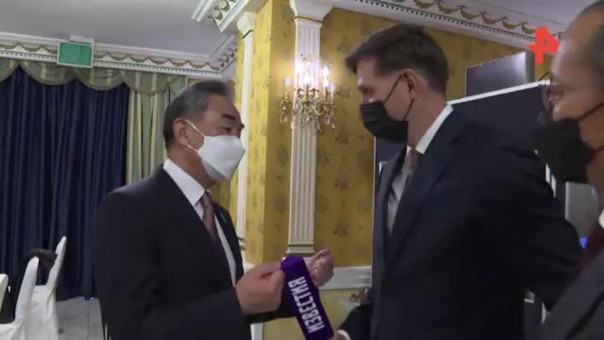 Глава МИД Китая: "Мы играем свою роль как две основные страны мира"