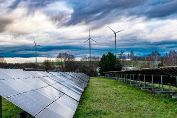 Запад насаждает Украине зеленую энергетику в противовес российскому газу