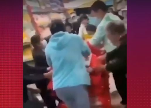 "Смели всё с полок". В Китае после призыва властей сделать запасы на зиму началась паника