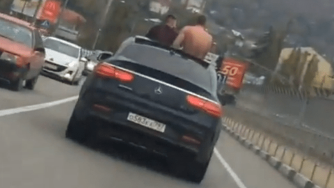 В Туапсе туристы стреляли из машины, проезжая по центру города