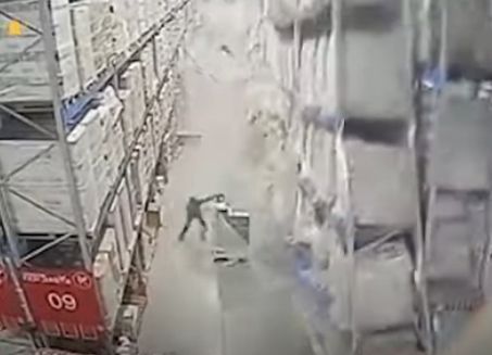 "Пол-литра в дребезги?!" © На складе алкоголя в Красноярске обрушились стеллажи