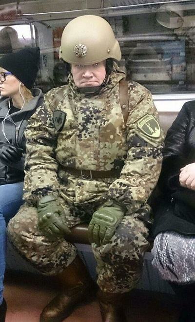 "Киборг Иван едет на задание": американцев повеселило фото "российского военного" в метро