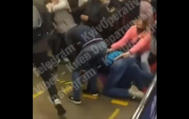 В Киеве желающие вакцинироваться устроили массовую драку