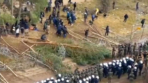 Польша и Белоруссия стягивают военных, мигранты сломали заграждение, слышны выстрелы, беженцы более 300 раз штурмовали границу